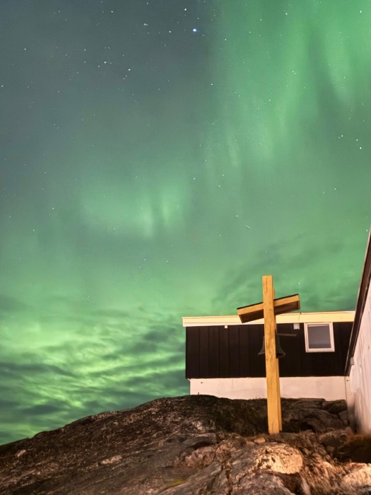 極光下的教會。（翻攝自FB@Pater Tomaž Majcen）